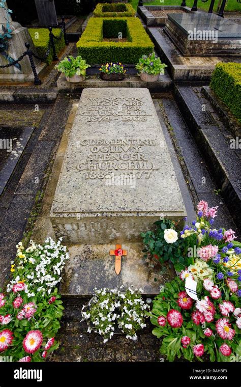 where is winston churchill's grave